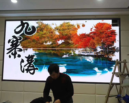 <b>室内小间距彩屏</b>